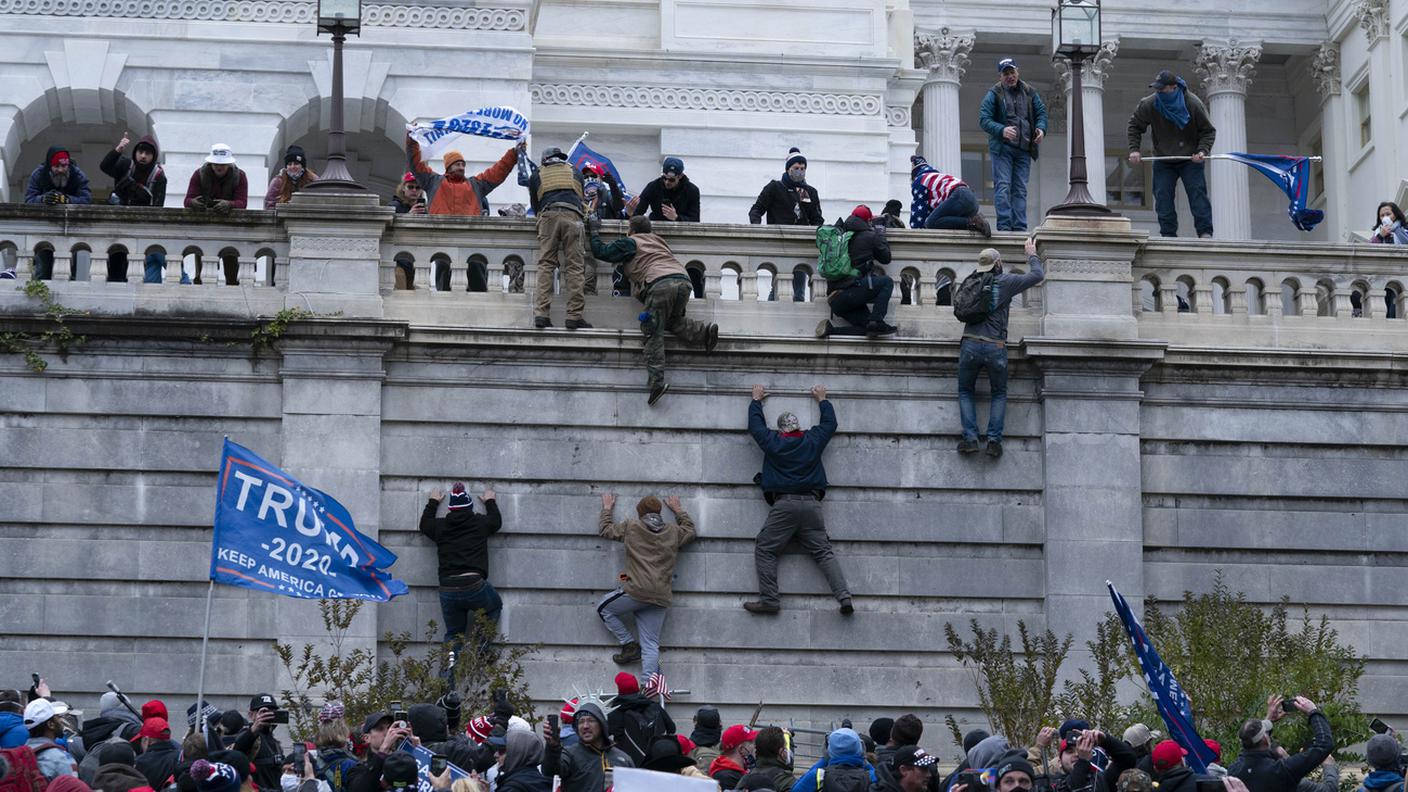 Sostenitori di Trump scalano il muro del Congresso il 6 gennaio