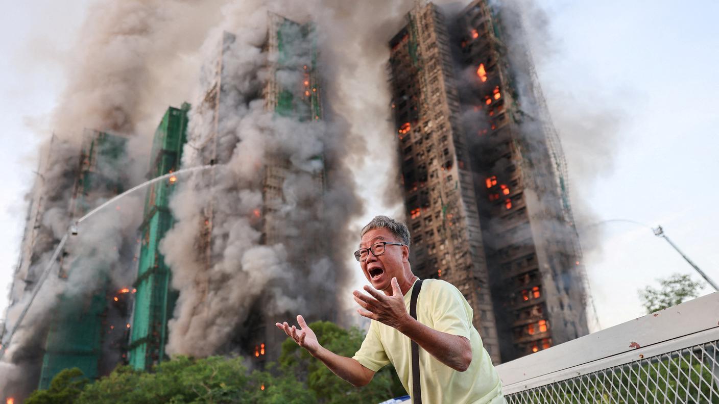 Le operazioni di spegnimento del colossale rogo