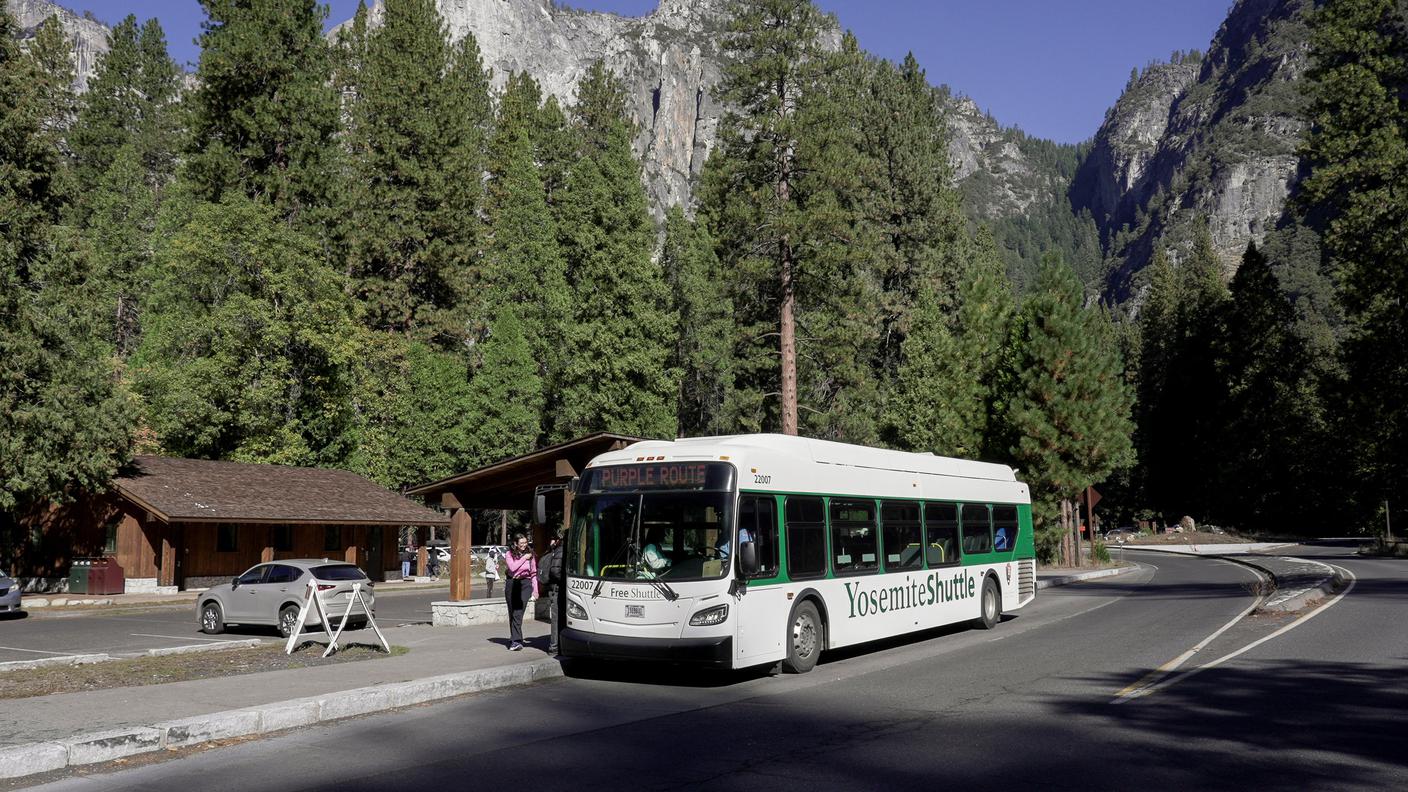 Un autobus attraversa il parco dello Yosemite