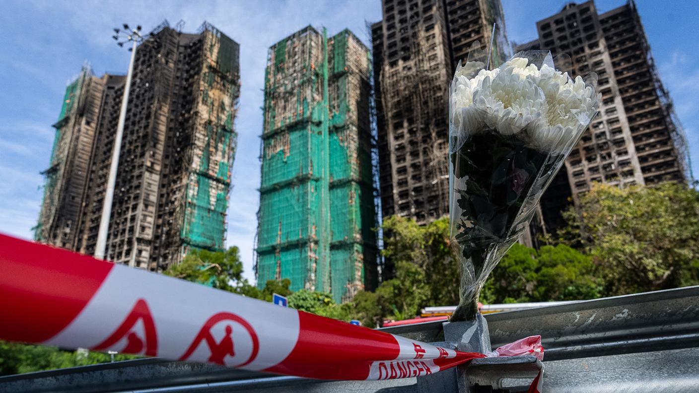 Hong Kong, quasi spento l’incendio dei grattacieli