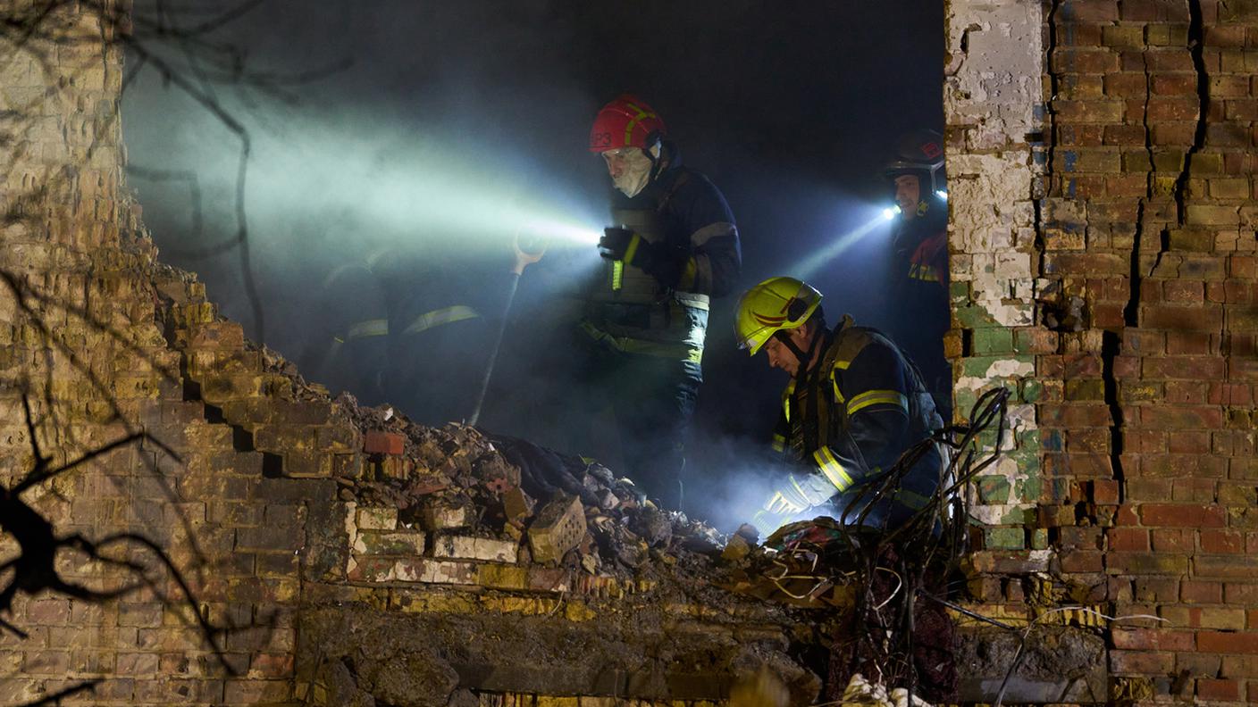 Soccorritori al lavoro a Kiev
