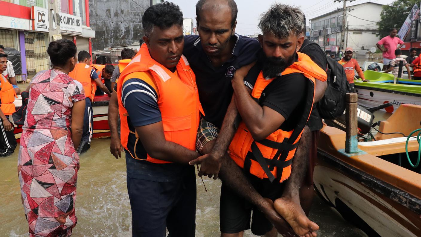 Sri Lanka, soccorritori all'opera nella periferia della capitale Colombo