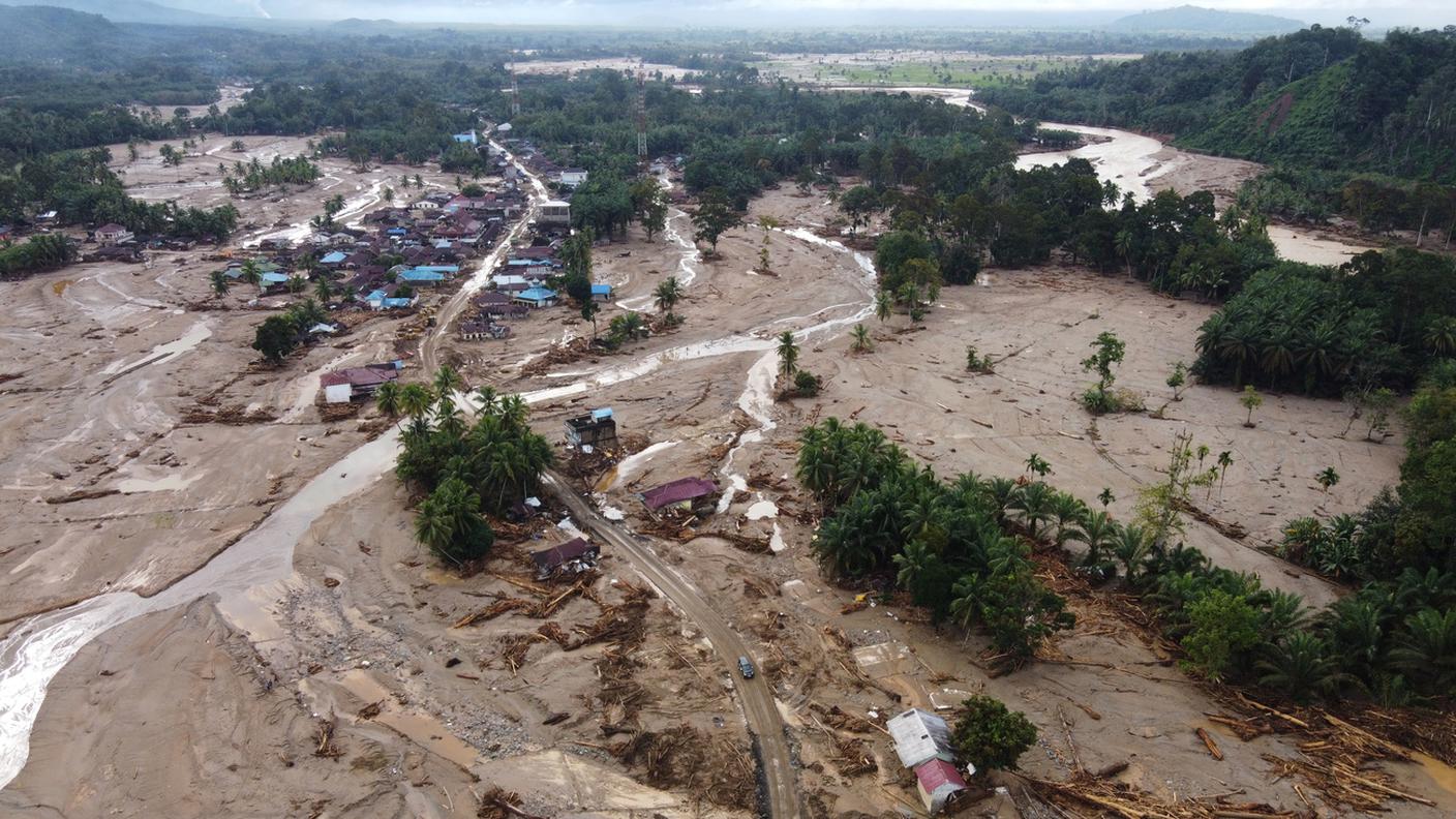 L'impatto delle devastazioni in un villaggio a nord di Sumatra