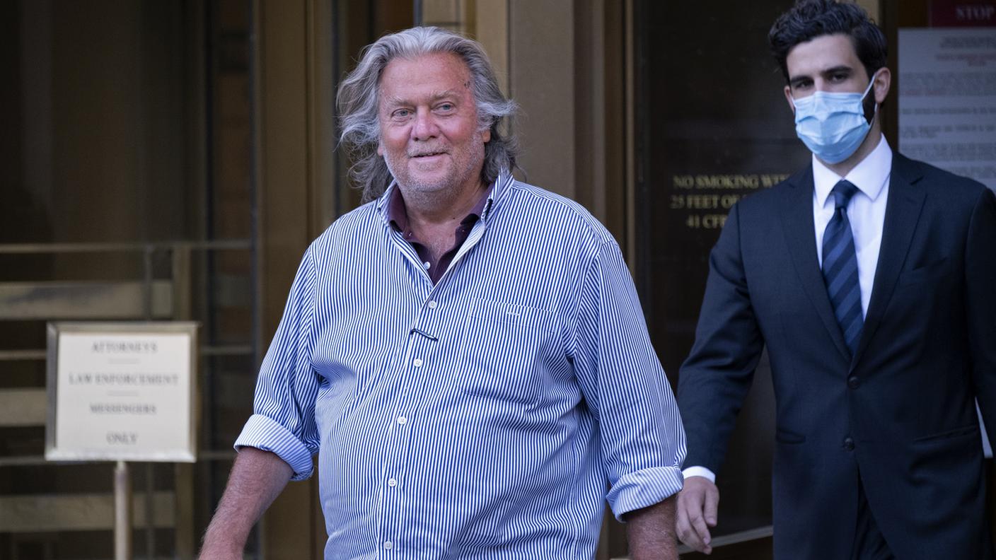 Bannon all'uscita di un tribunale di New York