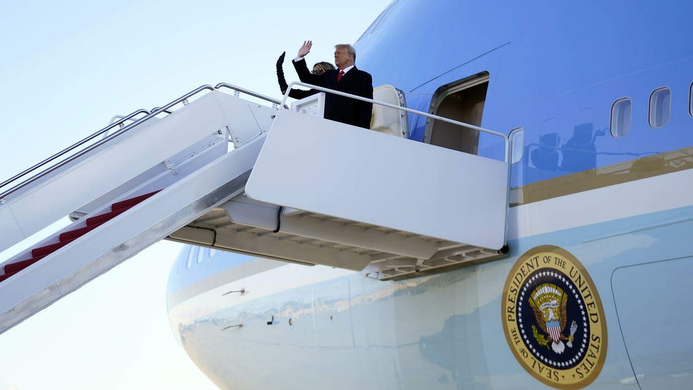 Trump e Melania salutano i loro simpatizzanti, salendo a bordo dell'Air Force One diretto verso la Florida