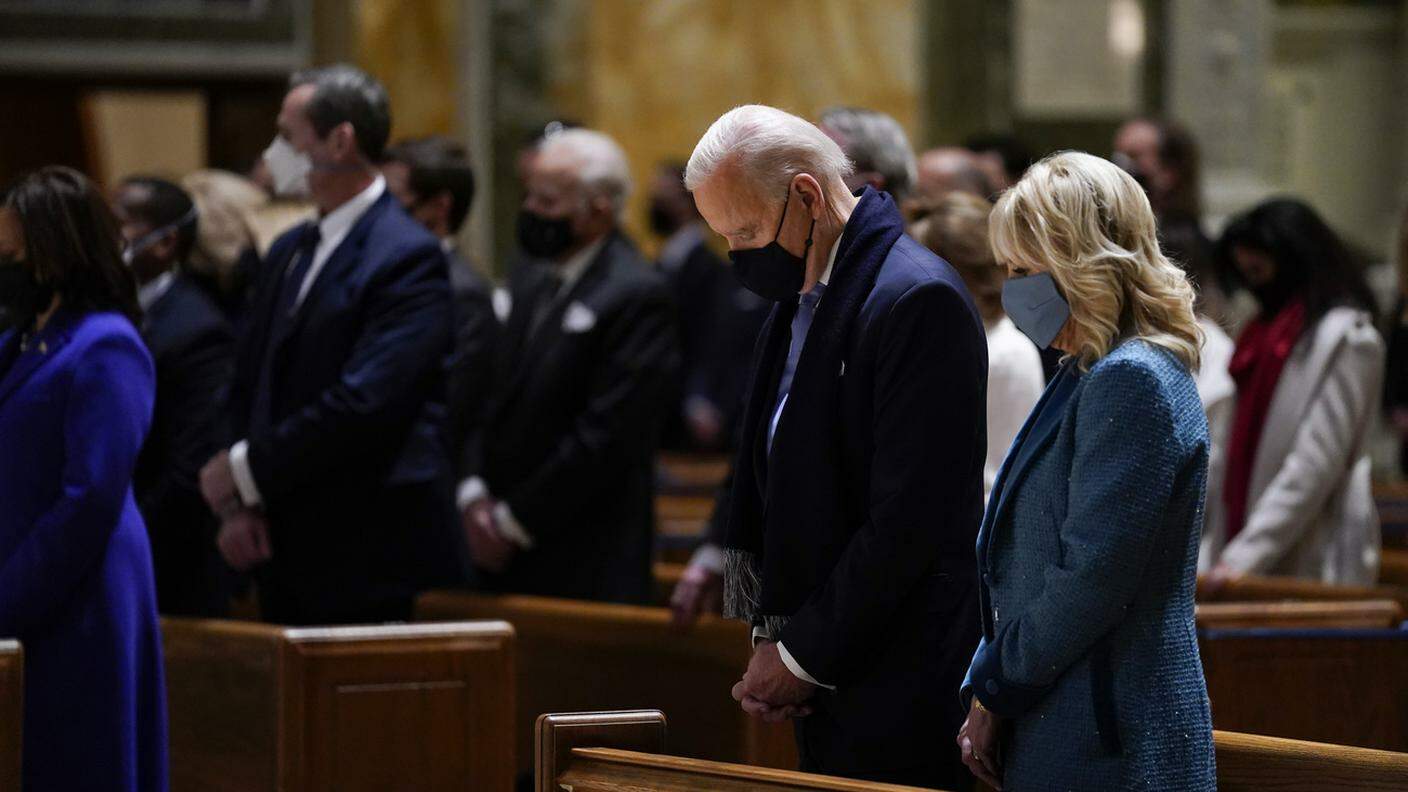 Joe Biden e la moglie in un momento della funzione religiosa alla cattedrale di San Matteo a Washington