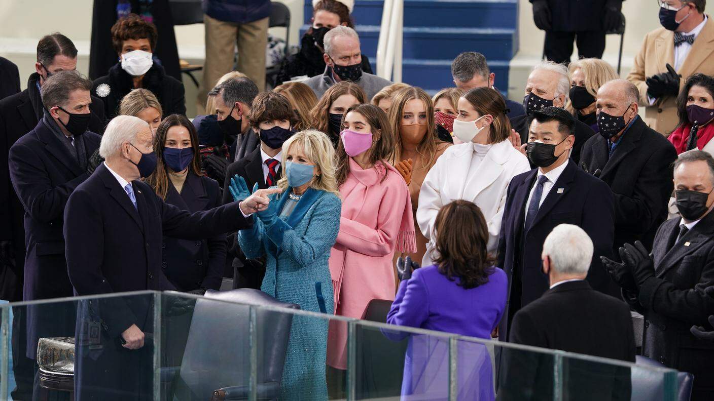 Biden e la moglie Jill al loro ingresso ufficiale per la cerimonia di inaugurazione della nuova presidenza