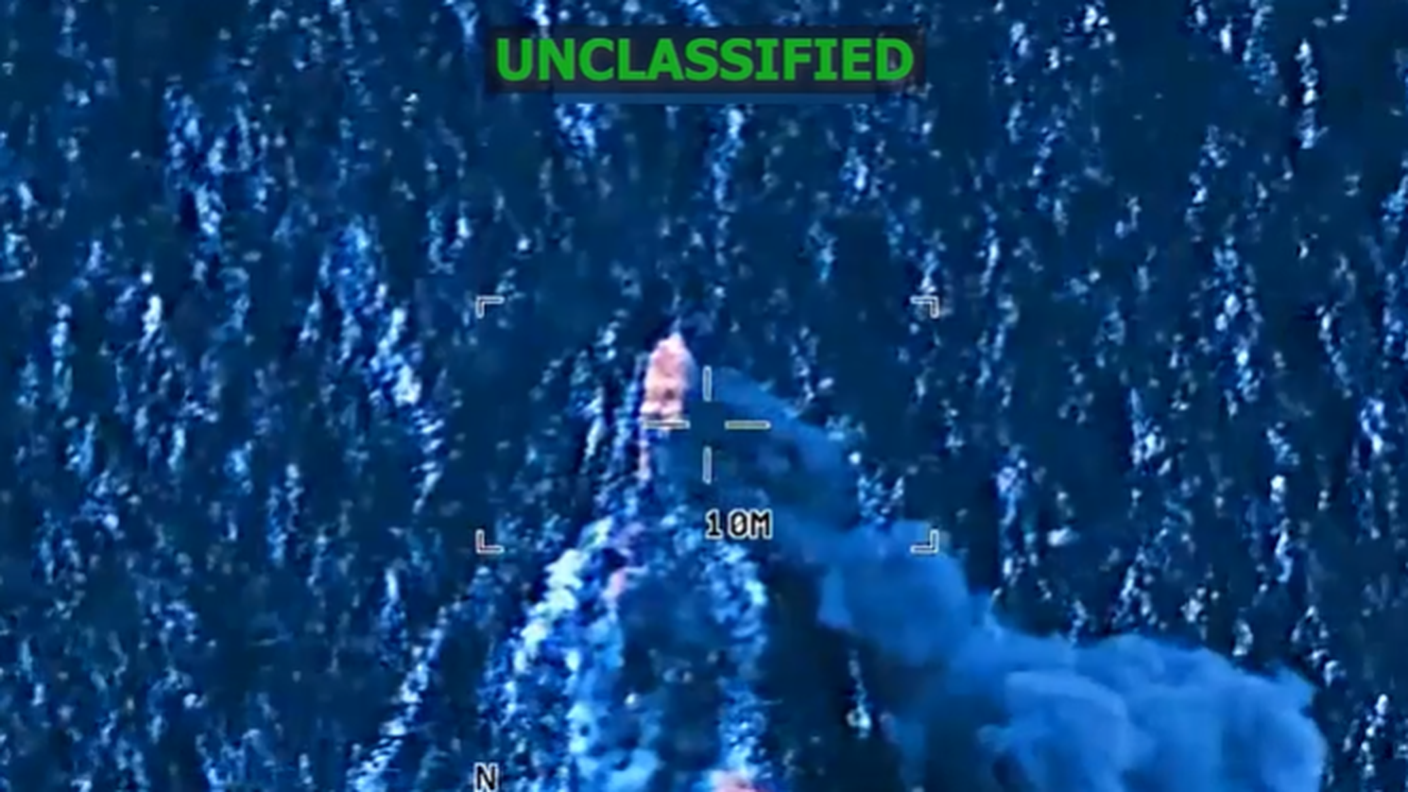 Un fermo immagine dal video dell'esplosione della piccola imbarcazione ieri, il 4 dicembre