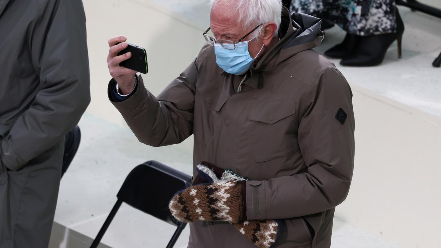 Bernie Sander: via la muffola per il selfie