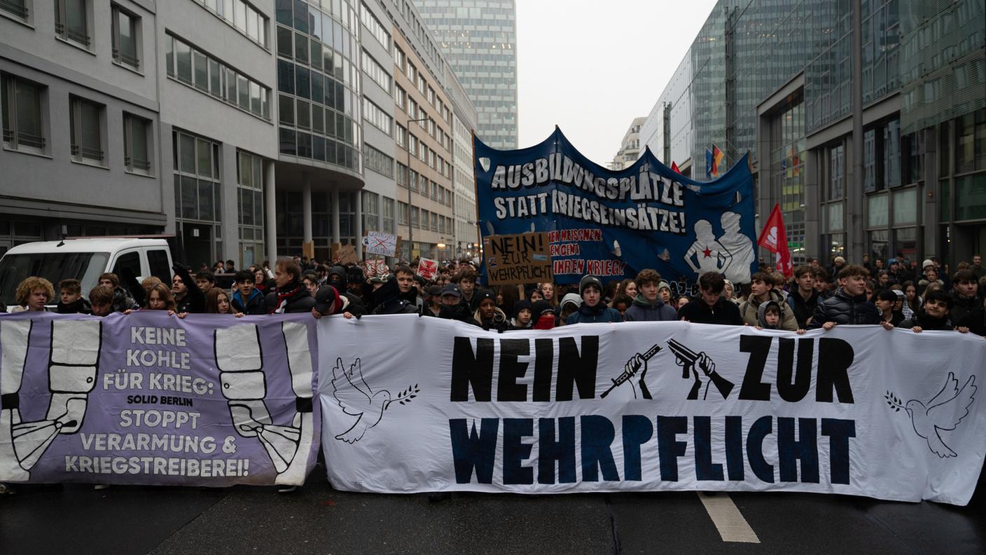 Il corteo berlinese contro il servizio militare