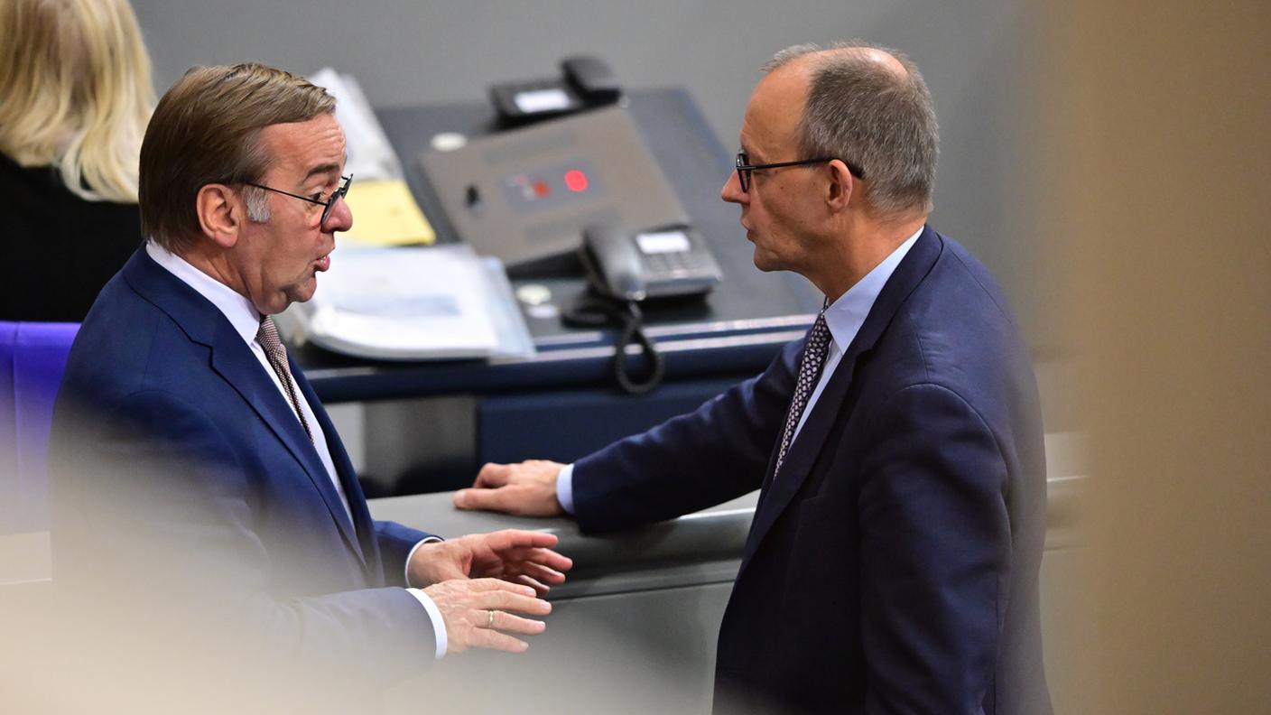 Il ministro della Difesa Boris Pistorius (SPD) e il cancelliere conservatore Friedrich Merz