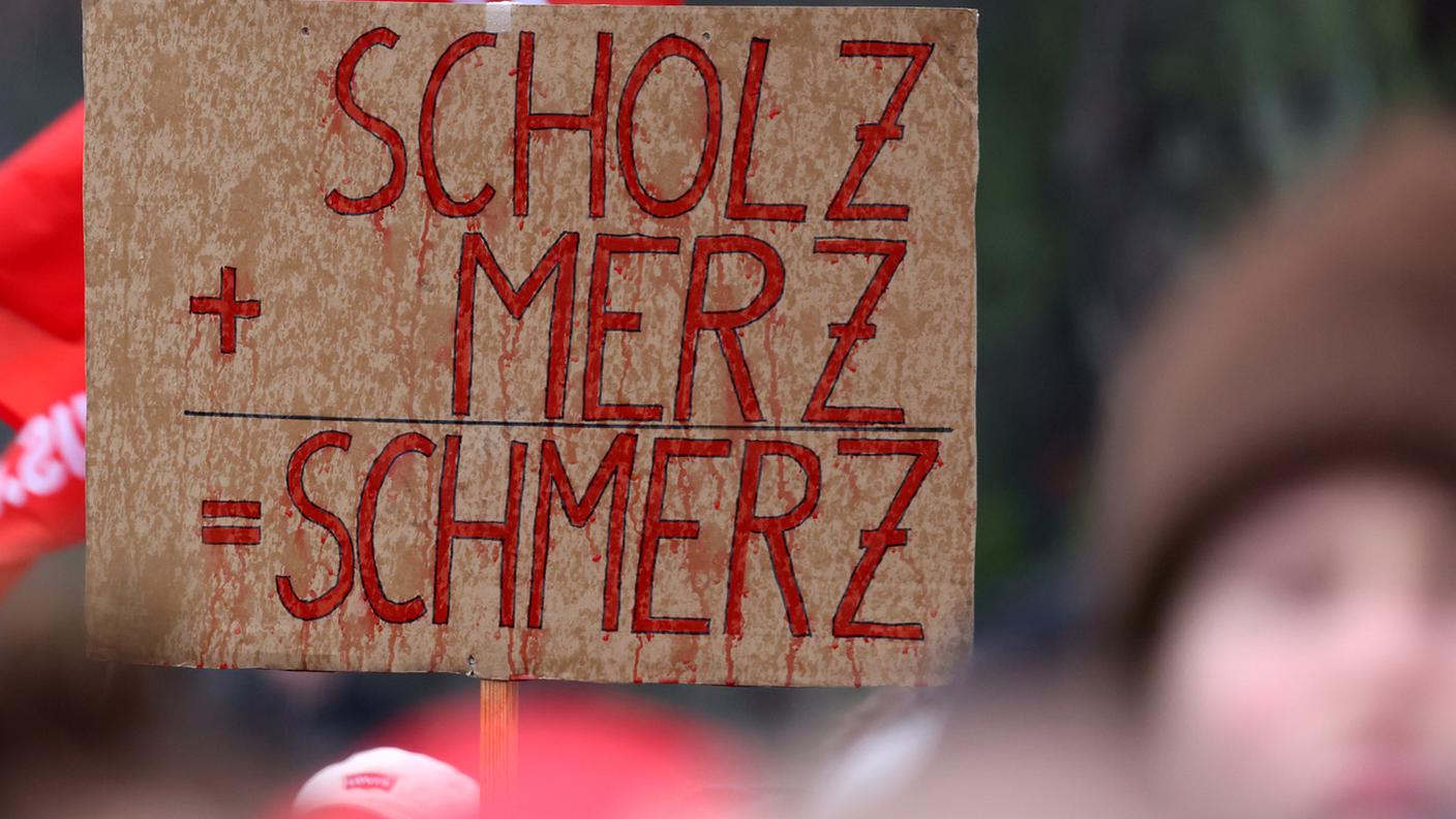 I dimostranti critici anche nei confronti del precedente cancelliere