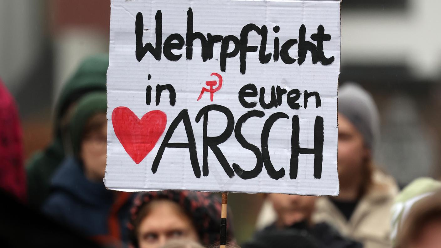 Gli studenti scesi in piazza non ne vogliono sapere di imbracciare le armi