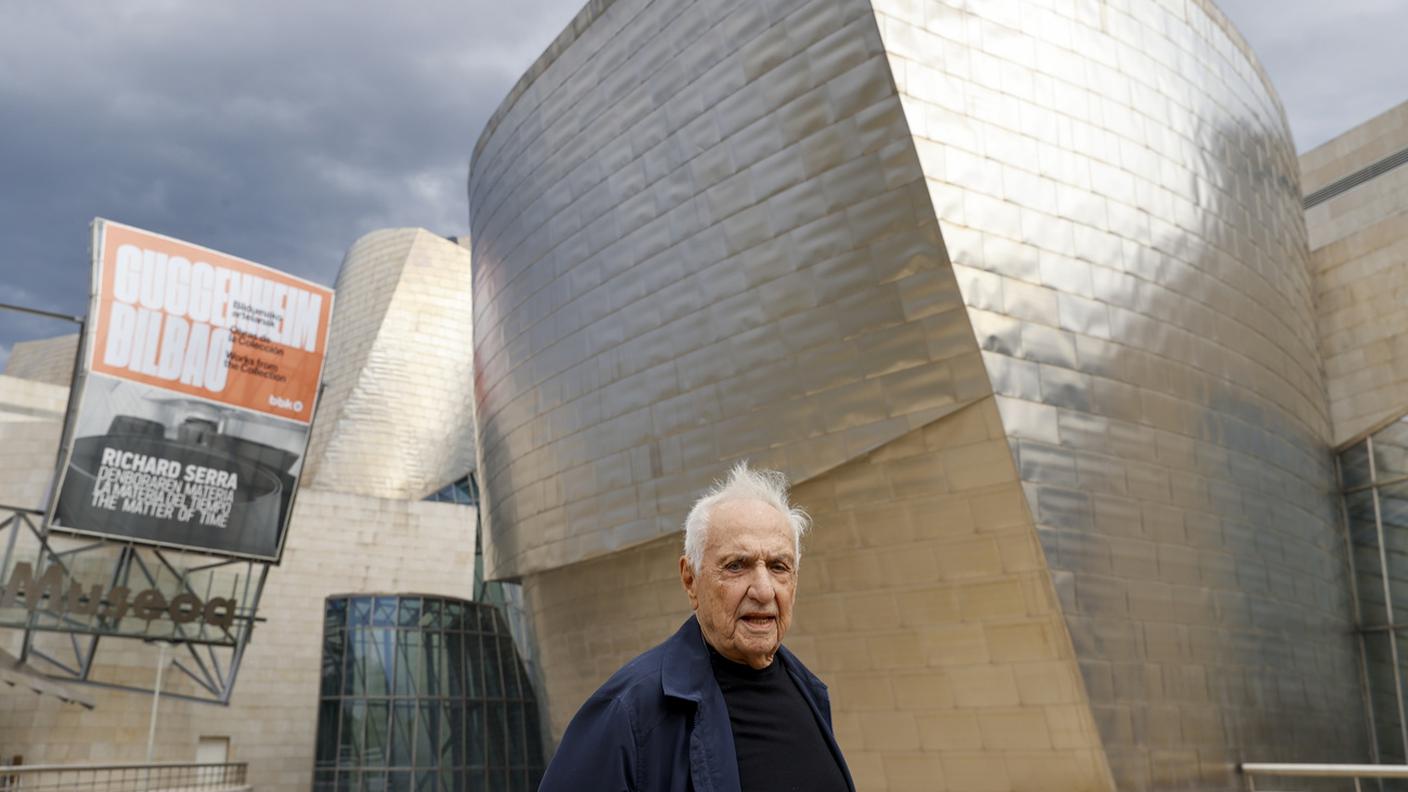 Frank Gehry, nel 2022, davanti al Guggenheim Museum di Bilbao