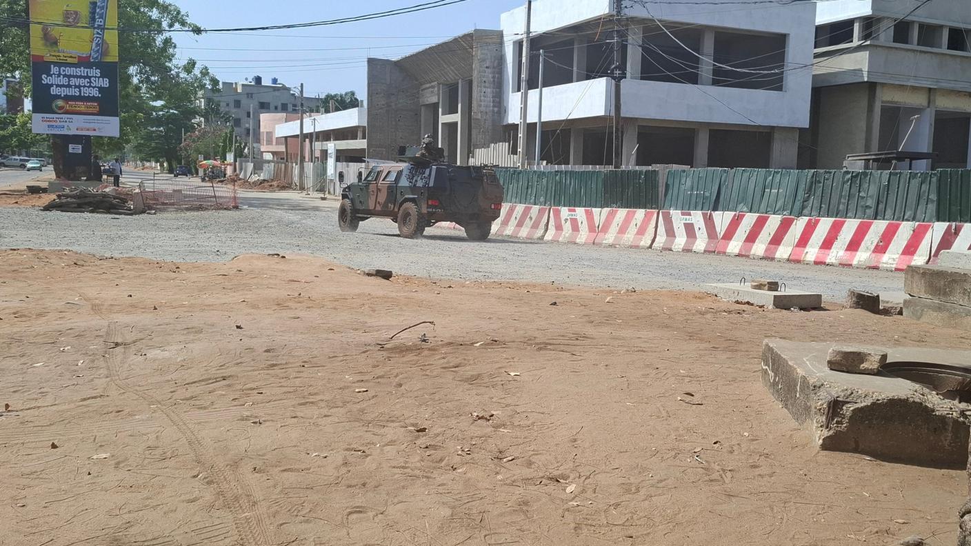 Un veicolo militare nelle strade della città di Cotonou in Benin