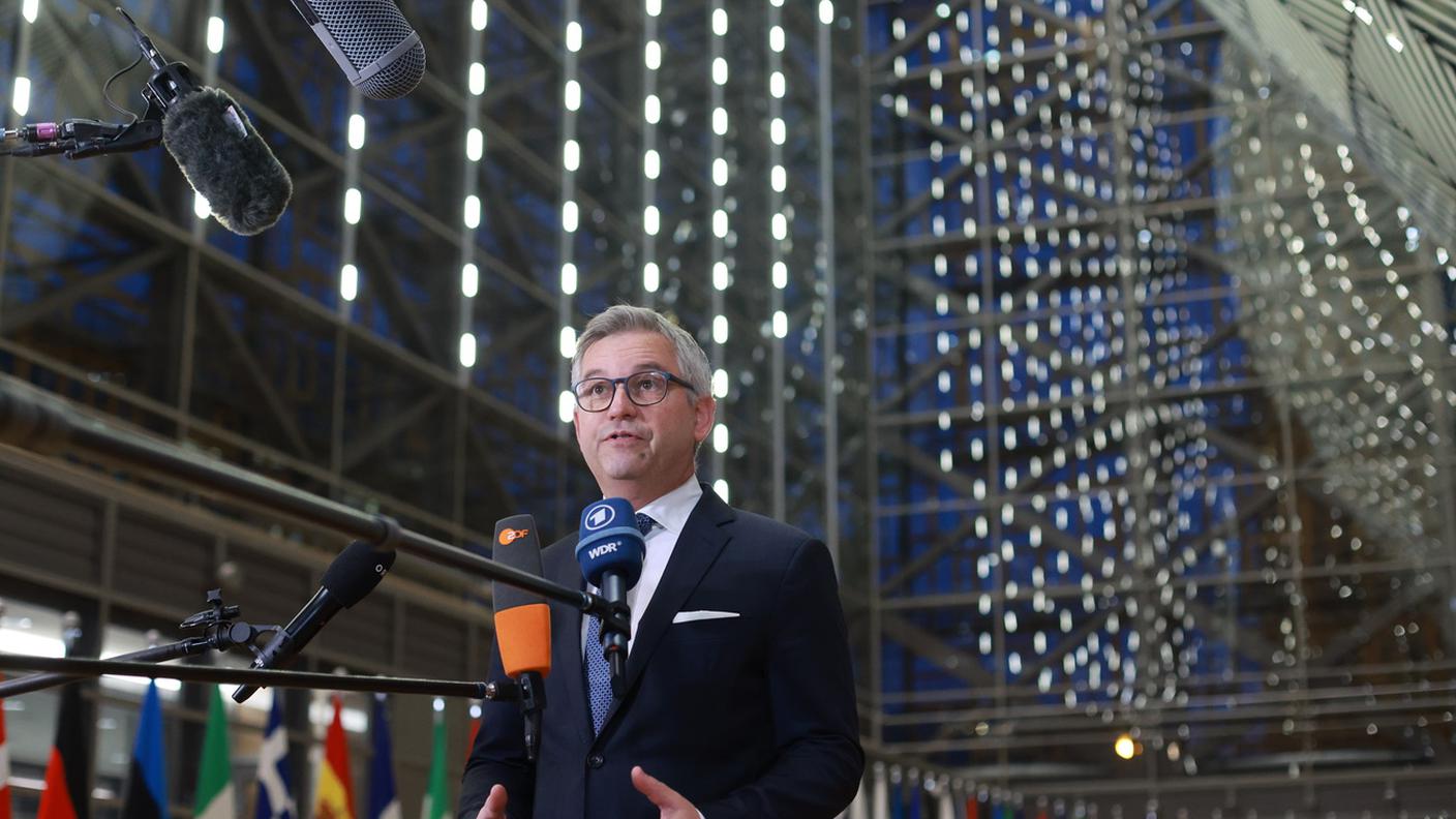 Il commissario Magnus Brunner, a cui spetta il dossier della migrazione, davanti alla stampa