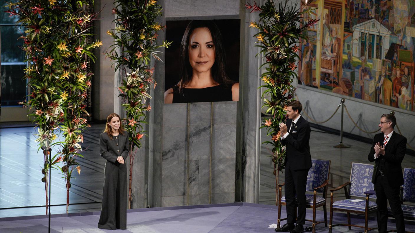 La figlia sul palco a rappresentare la madre