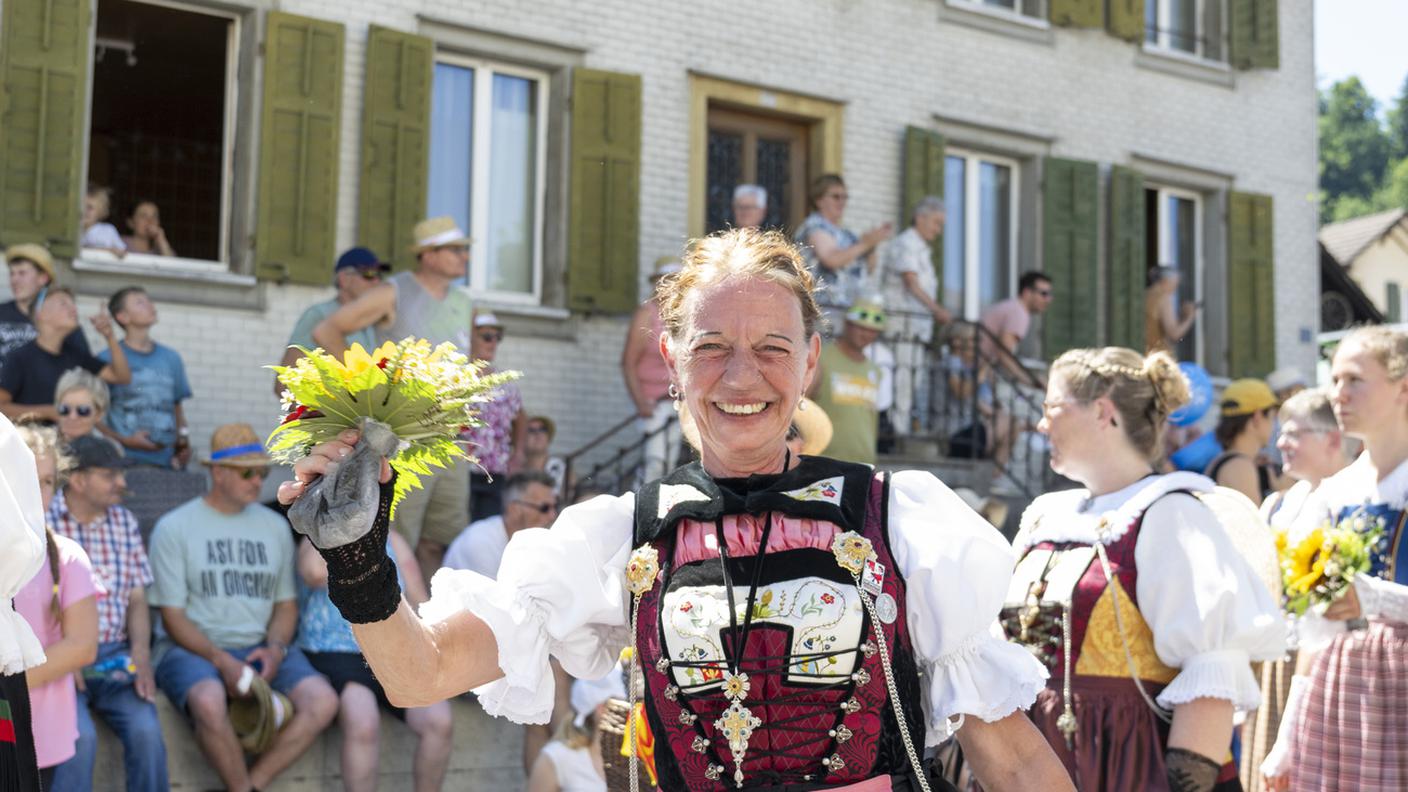Una foto scattata durante la sfilata in occasione della 66esima Festa dello jodel nel villaggio di Menznau (LU), 29 giugno 2025