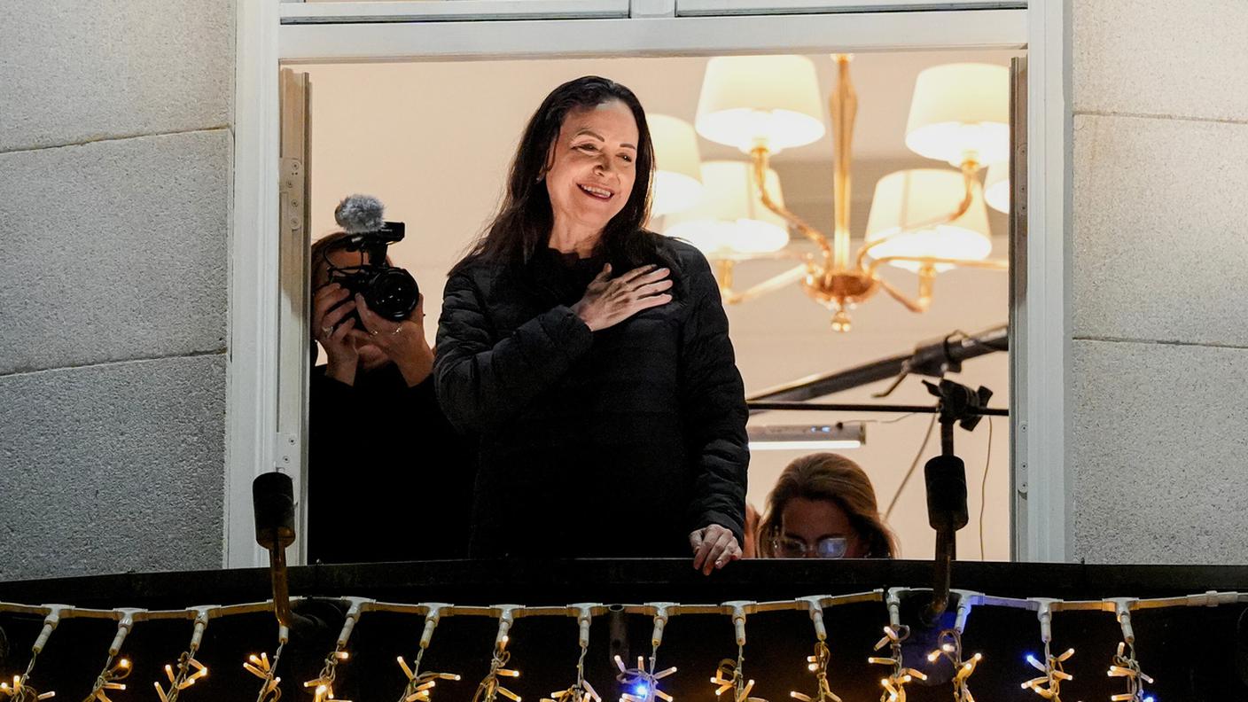 Corina Machado si affaccia al balcone dell'hotel di Oslo dove è arrivata giovedì notte