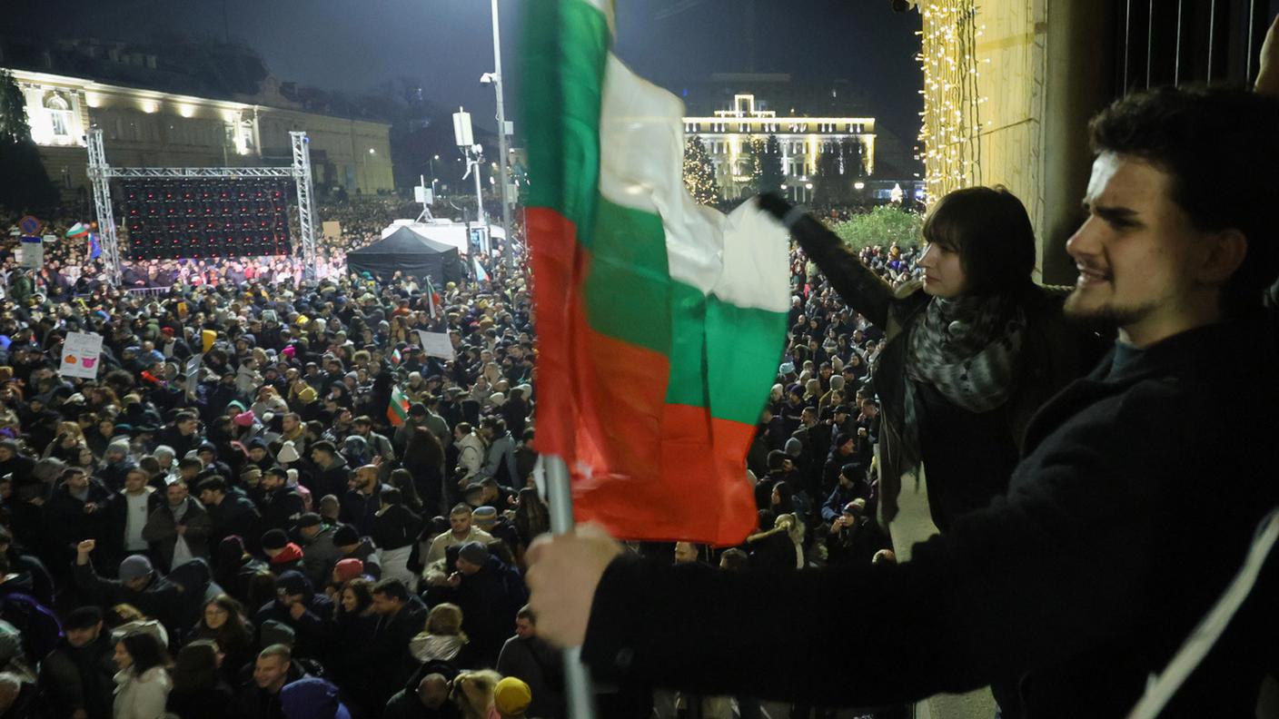 Le proteste nel centro di Sofia contro il governo uscente mercoledì sera