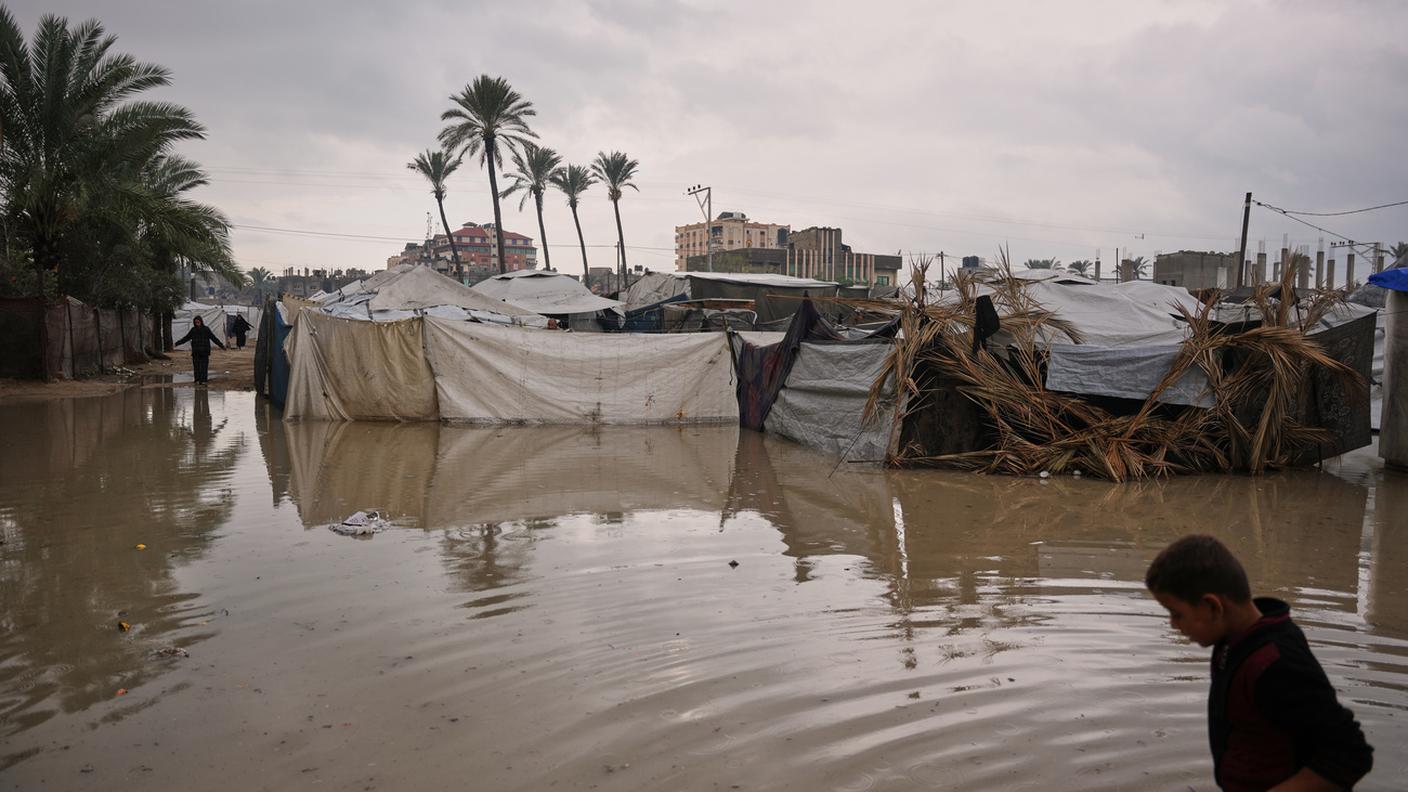 Una tendopoli allagata a Deir al Balah