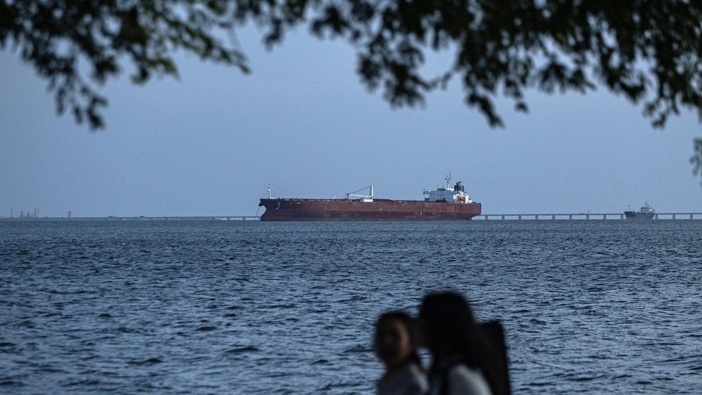 Una petroliera ancorata al largo di Maracaibo: anche l'industria petrolifera, l'unica ricchezza del Venezuela, è in profonda crisi