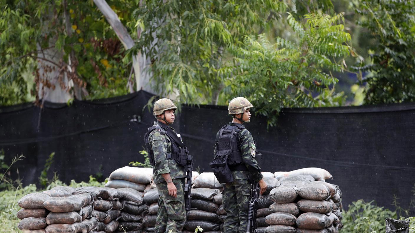 Militari thailandesi in una postazione lungo il confine con la Cambogia