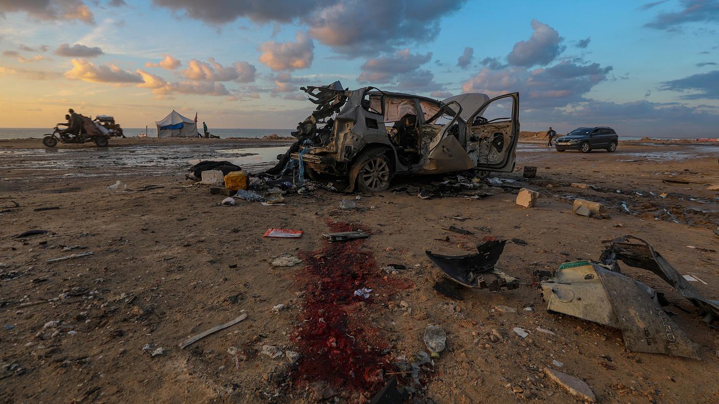 L'auto distrutta in seguito a un attacco israeliano, vicino all'incrocio di Nablusi, nella parte occidentale di Gaza