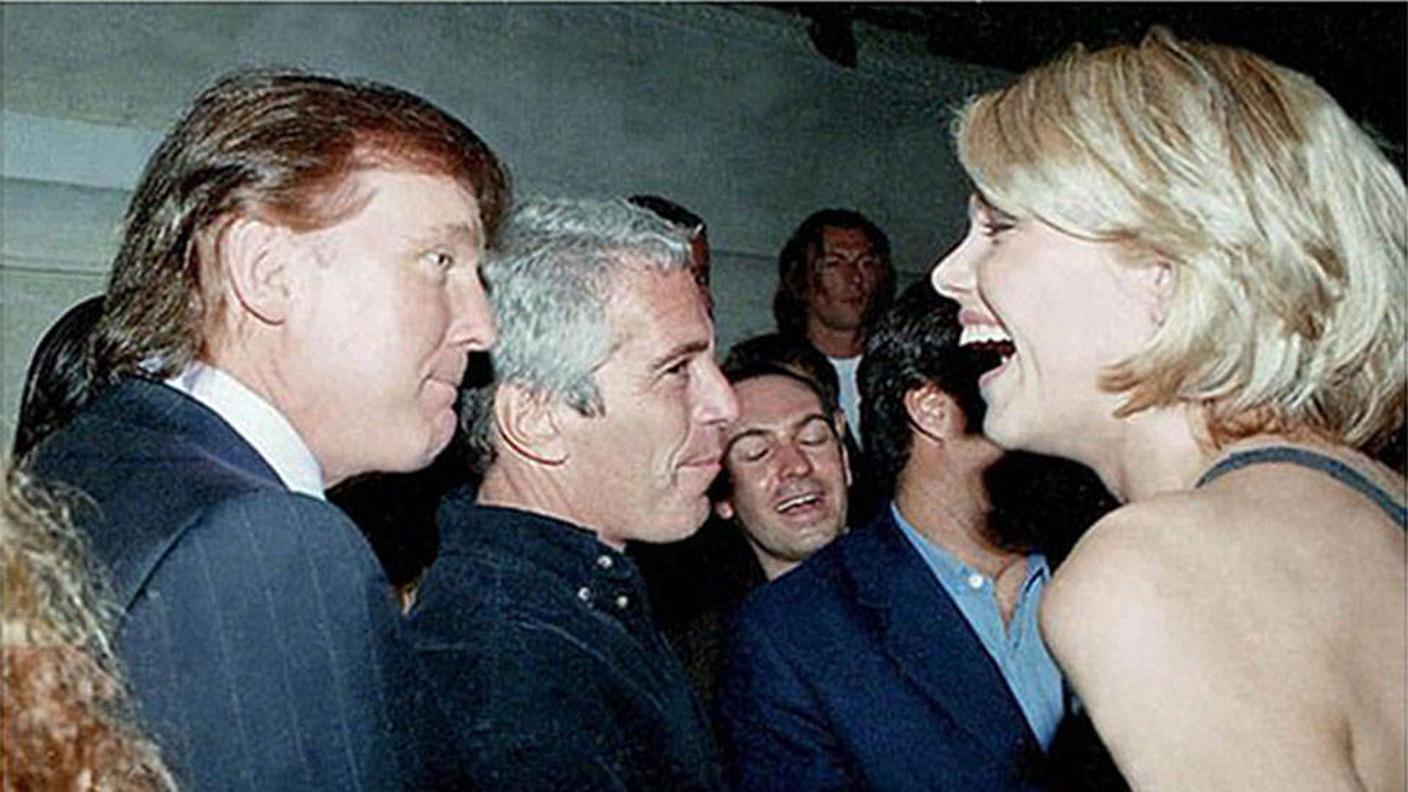 Una foto di epoca imprecisata ma molto datata: Trump ed Epstein, qui ripresi in margine ad un evento mondano