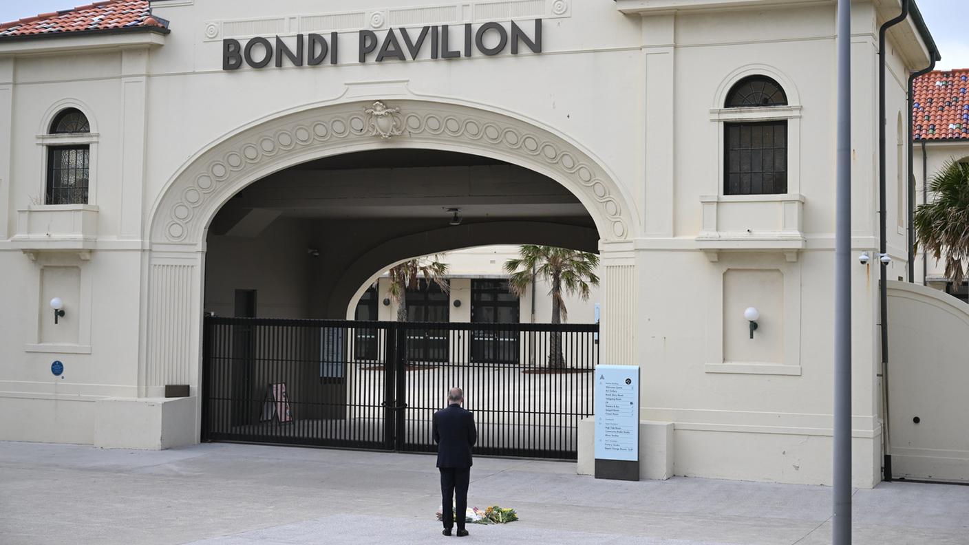 Il primo ministro australiano Anthony Albanese depone una corona di fiori sul luogo dell'attacco