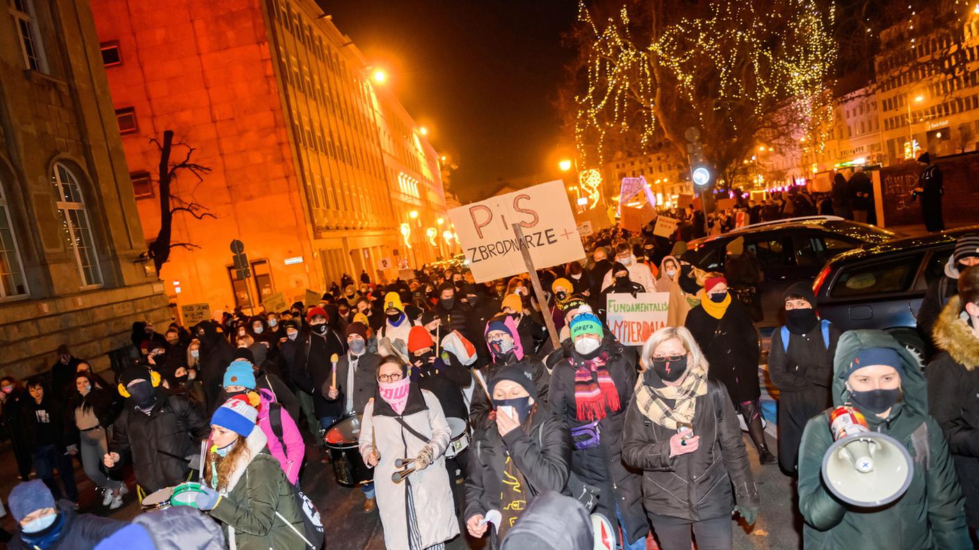 Manifestanti protestano a Poznan