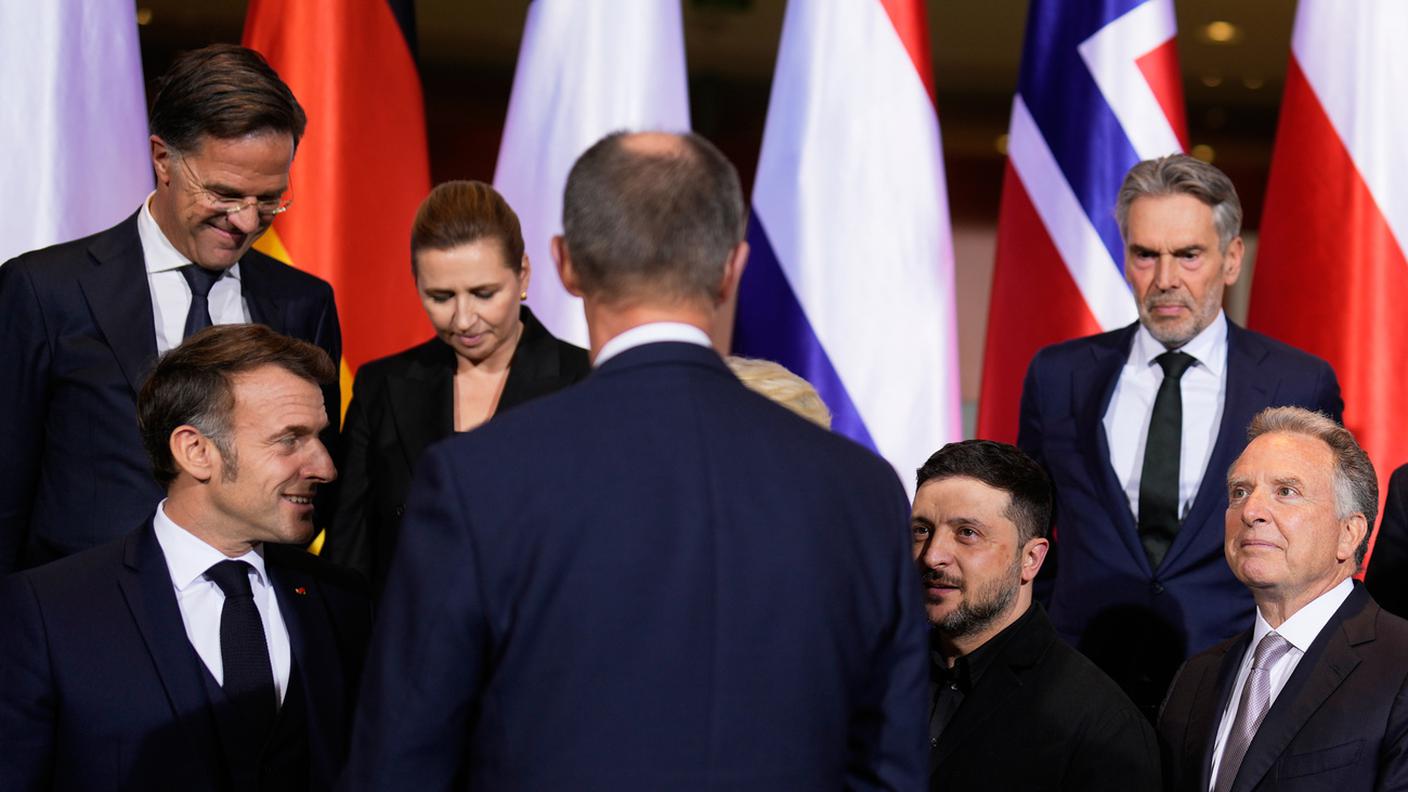 Emmanuel Macron, Friedrich Merz, Volodymyr Zelensky e Witkoff a Berlino