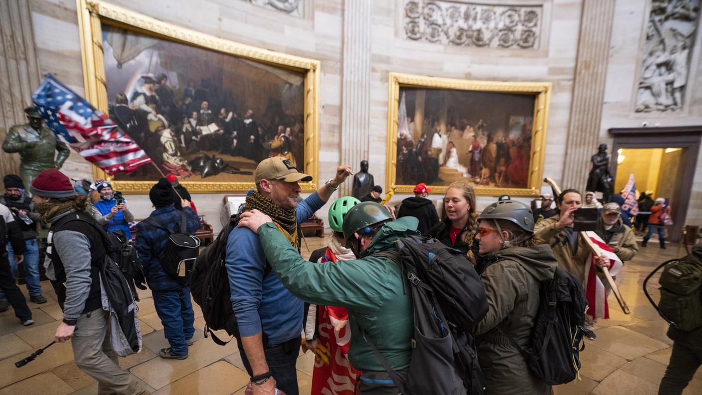 I sostenitori del presidente degli Stati Uniti Trump nella Rotonda del Campidoglio dopo aver violato la sicurezza