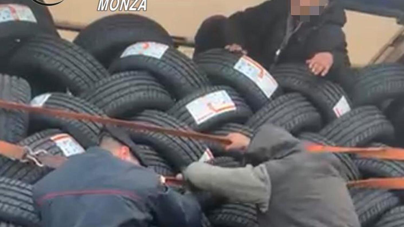 I migranti erano stipati in un camion pieno di pneumatici