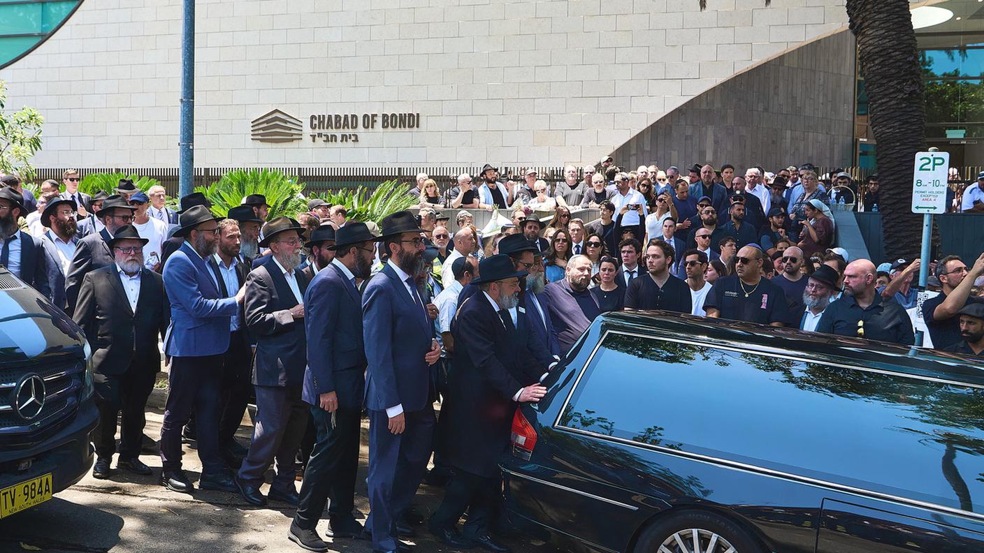 La folla al funerale di Eli Schlanger