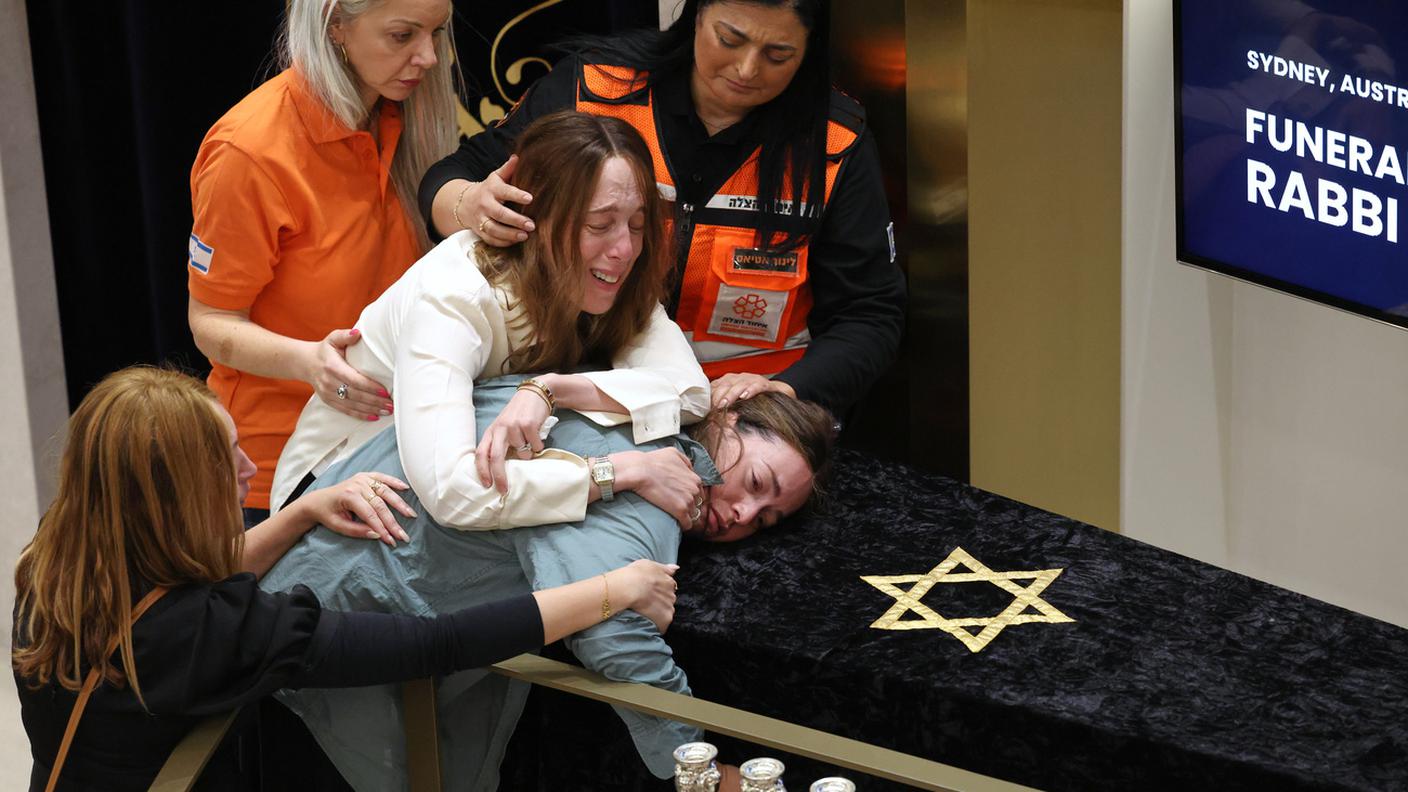 Il dolore dei presenti al funerale di Eli Schlanger