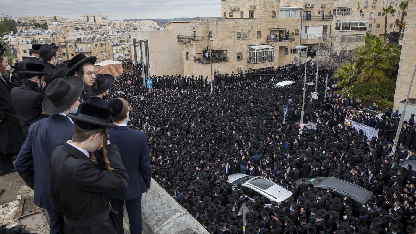 A migliaiaa Gerusalemme per il funerale del rabbino