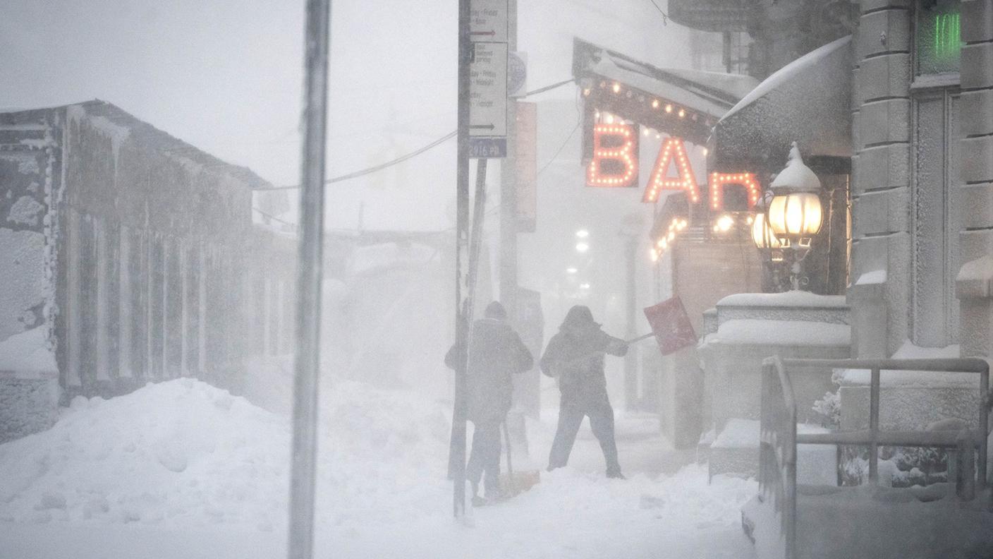 Le luci di un bar nella nebbia di NY