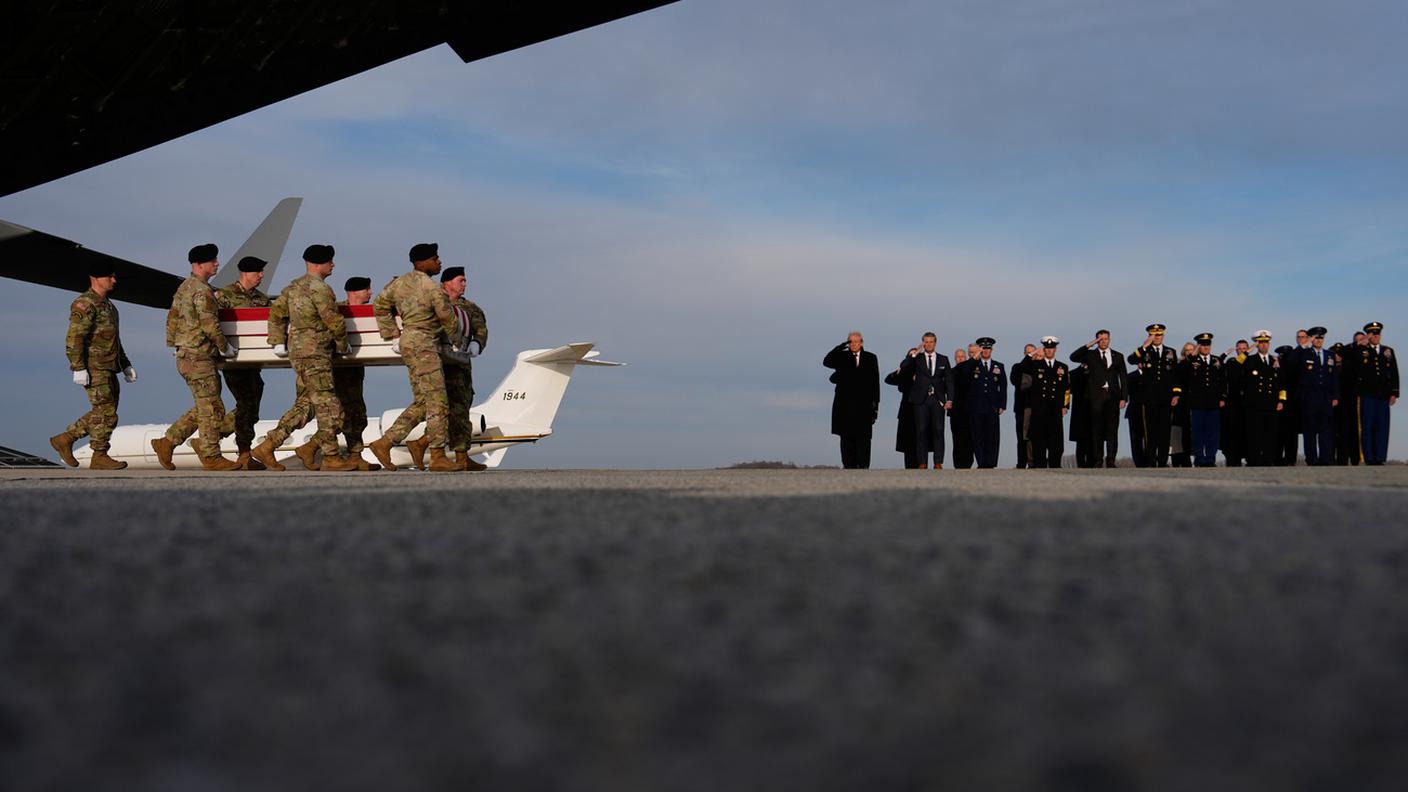 Il presidente Donald Trump e il segretario alla Difesa Pete Hegseth assistono al rientro della salma del sergente William Nathaniel Howard, ucciso in Siria, mercoledì 17 dicembre 2025, alla Dover Air Force Base.