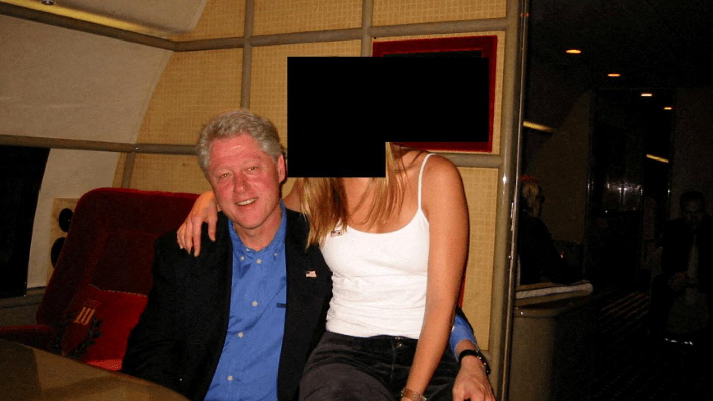 Bill Clinton in una delle immagini contenute nei file relativi il caso Epstein