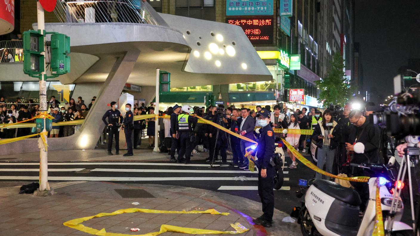 L'intervento della polizia sul luogo in cui è avvenuto l'attacco con coltello
