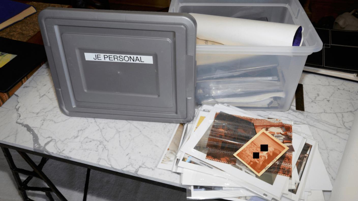 Foto di materiale scoperto a casa di Epstein nelle Isole Vergini