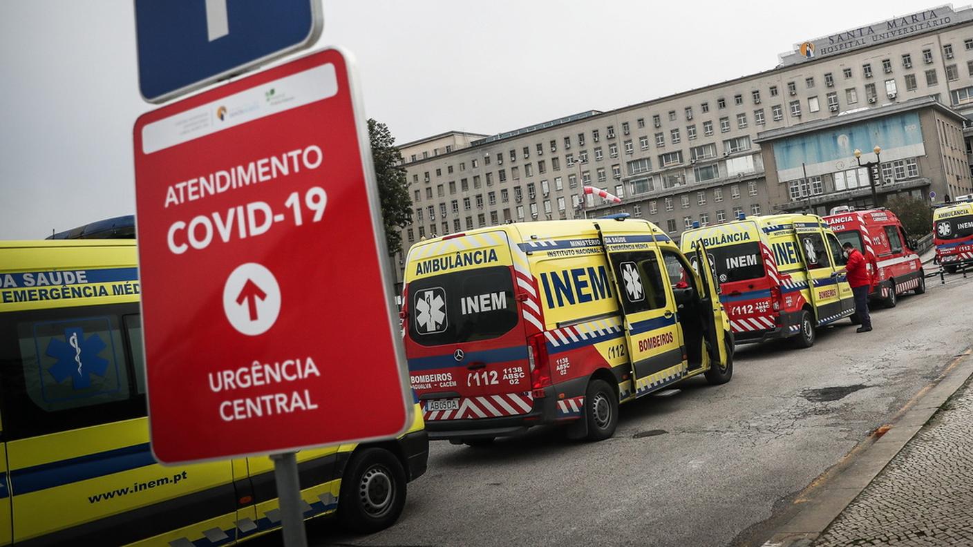 Ambulanze in fila