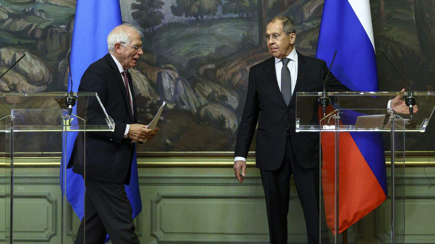 Un momento dell'incontro moscovita tra Borrell e Lavrov