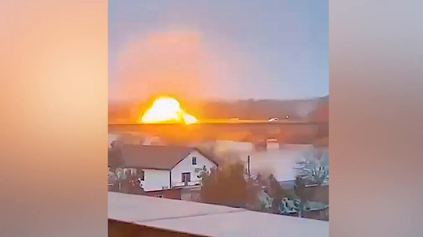 Un'immagine tratta da un video dell'attacco di qualche giorno fa al ponte sul fiume Dnestr, che collega la città alla Moldavia