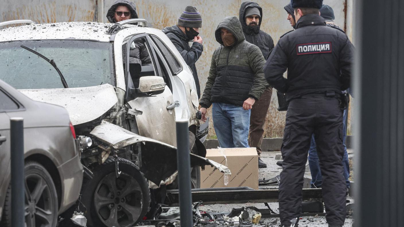 I rilievi degli investigatori dopo l'attentato che è costato la vita a un generale russo lunedì mattina a Mosca
