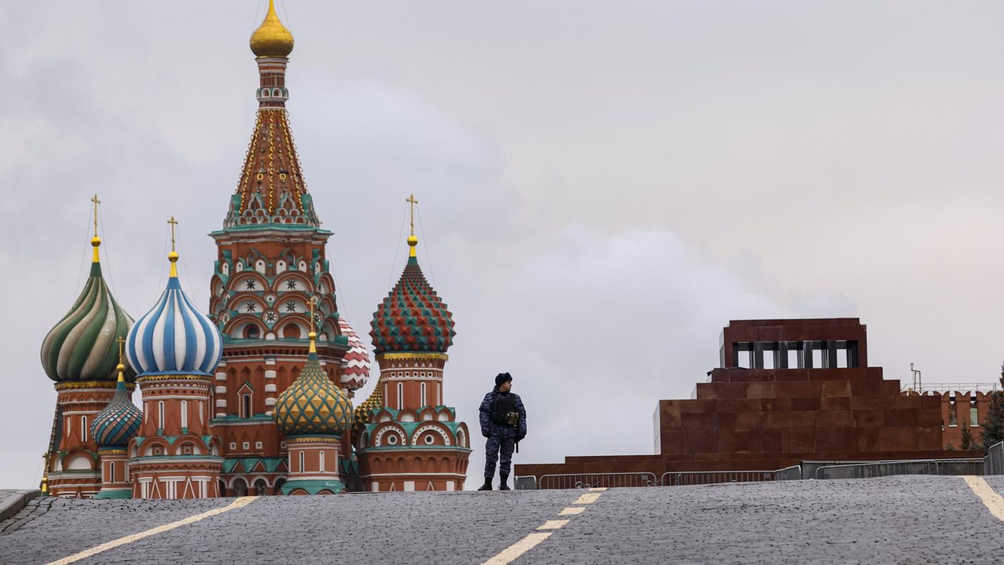 I due agenti sono rimasti uccisi nella deflagrazione avvenuta nei pressi di dove lunedì è stato ucciso un generale dell'esercito