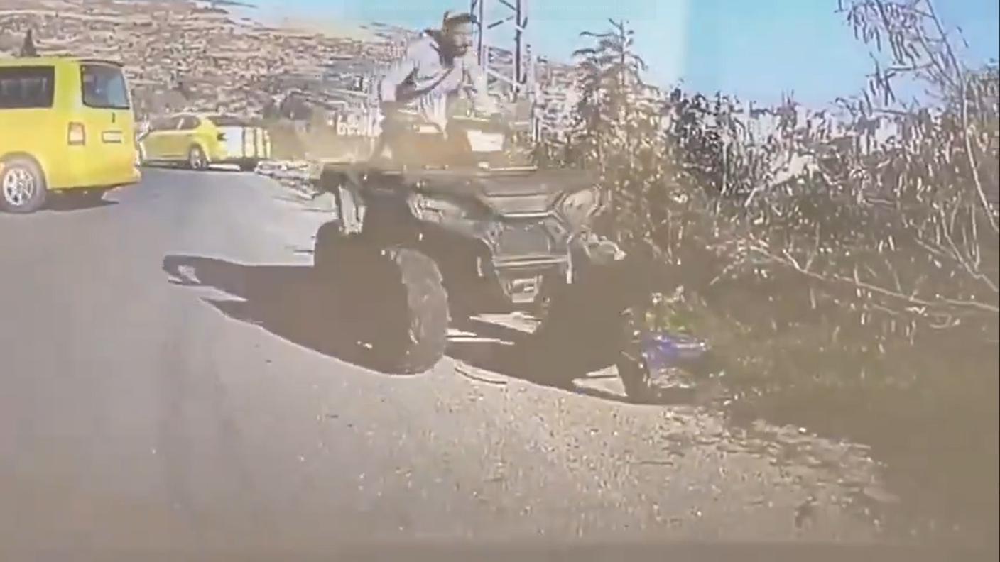 Un riservista israeliano investe un palestinese mentre prega