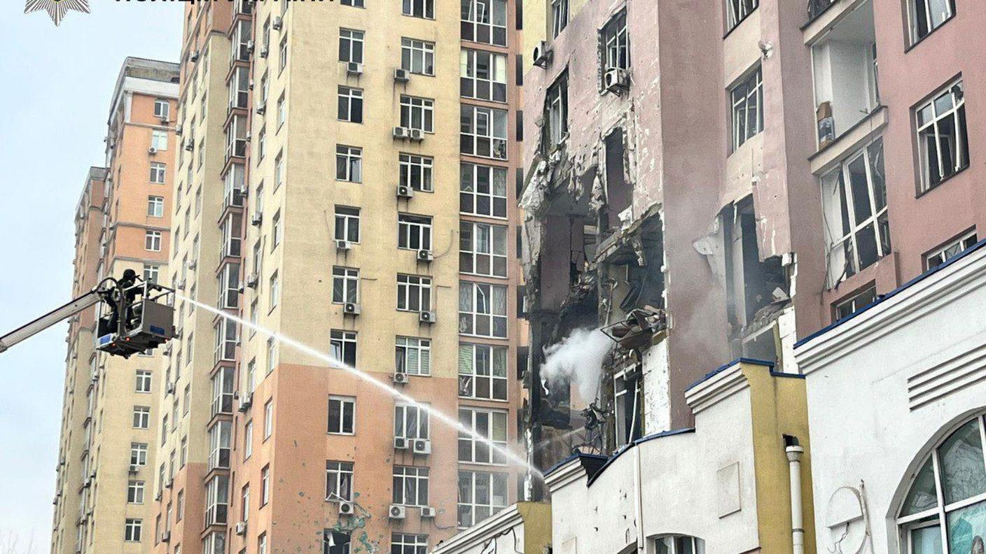 Una palazzina sventrata nel centro di Kiev da un ordigno lanciato dai russi in piena notte