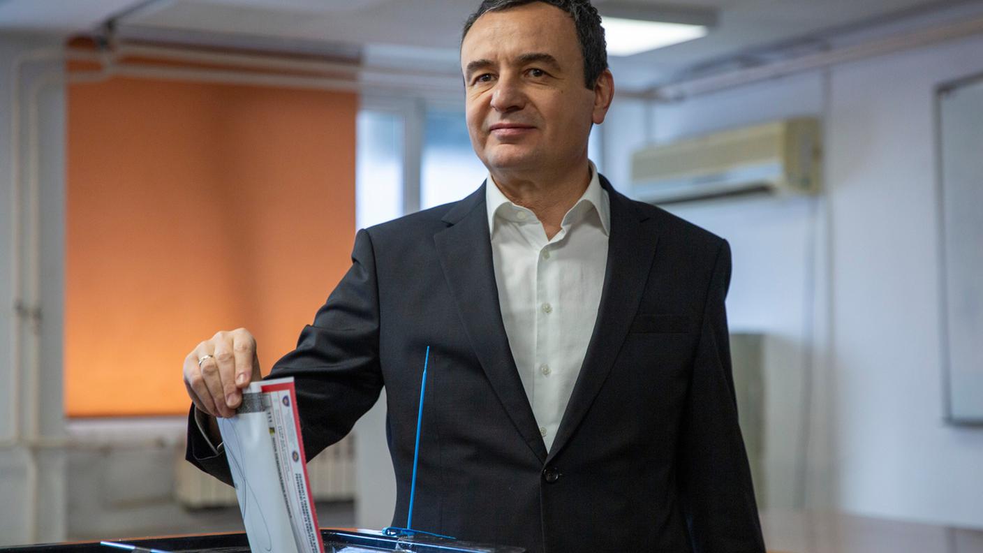 Il primo ministro del Kosovo e leader del partito politico VeteVendosje, Albin Kurti, mentre esprime il suo voto nella capitale del Kosovo
